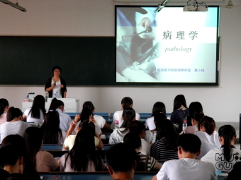 党员教师黄小梅为员工授课