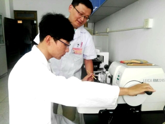 党员教师许增祥在指导青年教师实验操作